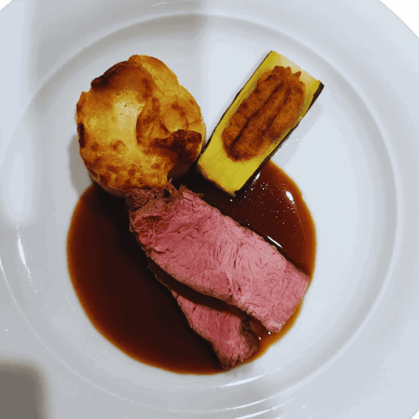 Kalbstafelspitz mit Weissweinjus, Polentasoufflè und geffültem Zucchini