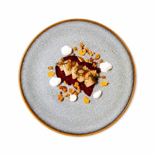 Salmerino affumicato, carpaccio di barbabietole fermentate, spuma al rafano e crescione