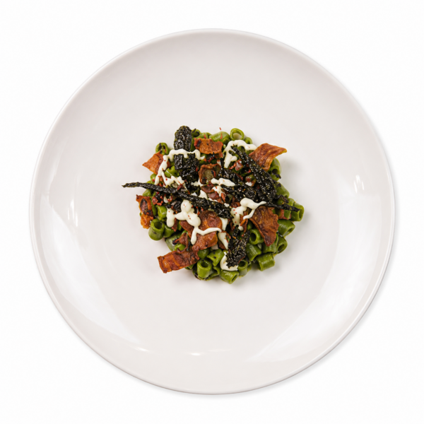 Pasta risottata con crema di cavolo nero, miso, limone fermentato e chips di verdure