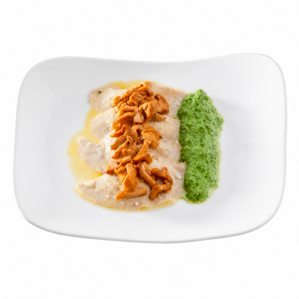 Ravioli di segale fatti in casa con ripieno di formaggio di capra fresco, crema di spinaci e finferli saltati