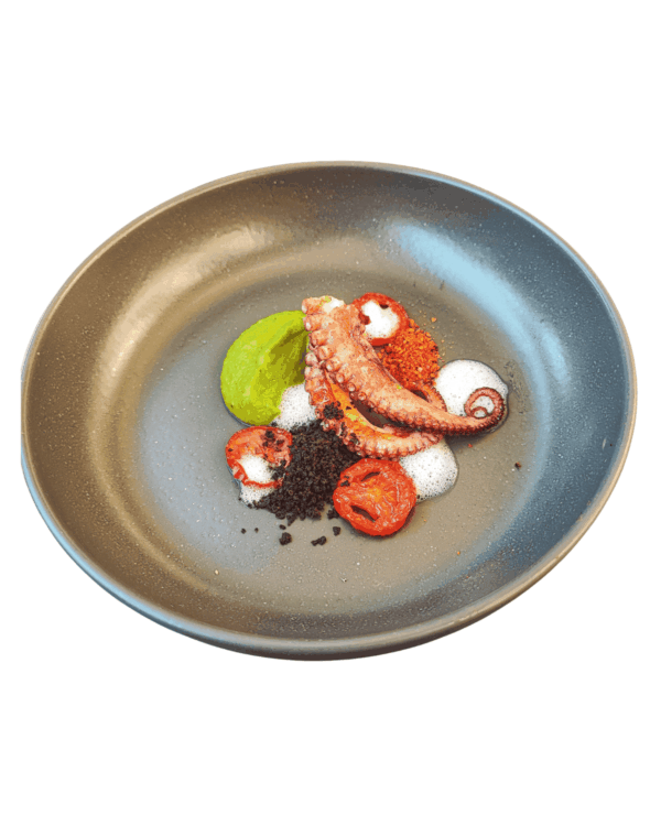 Polpo arrostito, crema di piselli, pomodori al forno e polvere di olive