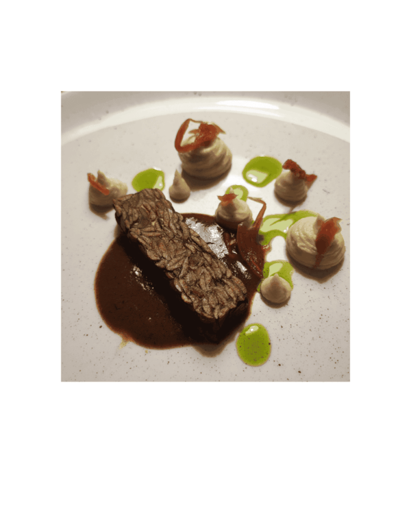 Hausgemachtes Tempeh, vegane Bratensauce, Selleriepüree und fermentierter Rotkohl (vegan)