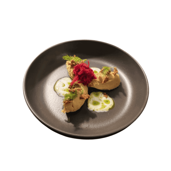 Hummus mit rotem Kimchi und Buchweizen, Kräuteröl (vegan)