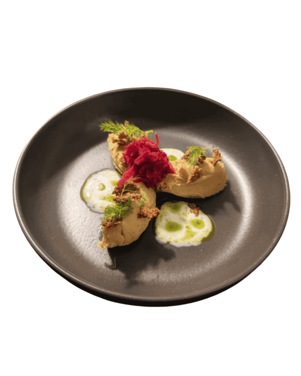 Hummus con kimchi rosso, grano saraceno e olio alle erbe (vegano)