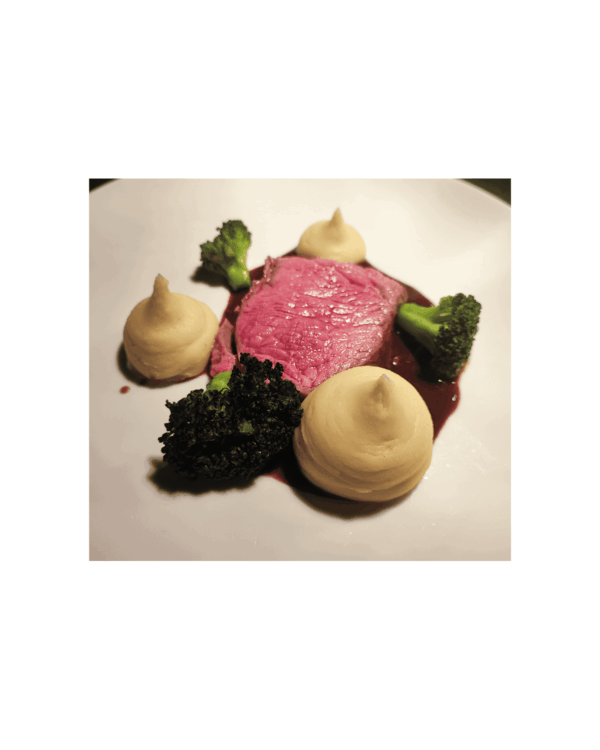 Roastbeef vom heimischen Rind mit Rotweinsauce, Kartoffelpüree und Broccoli