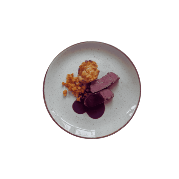 Flat Iron steak vom heimischen Rind mit Lagreinsauce, Kartoffelgratin und geschmortem Wurzelgemüse