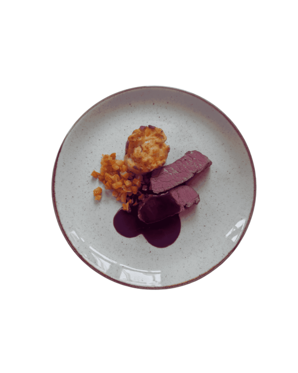 Bistecca di manzo locale con salsa lagrein, patate gratinate e verdure brasate