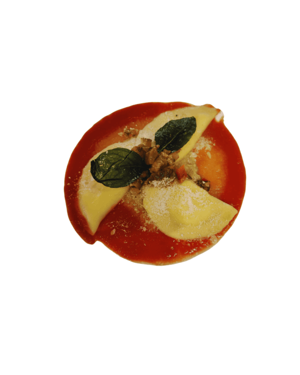 Ravioli mit Burrata gefüllt auf Tomatencreme, Grillgemüsewürfel und Basilikumbutter