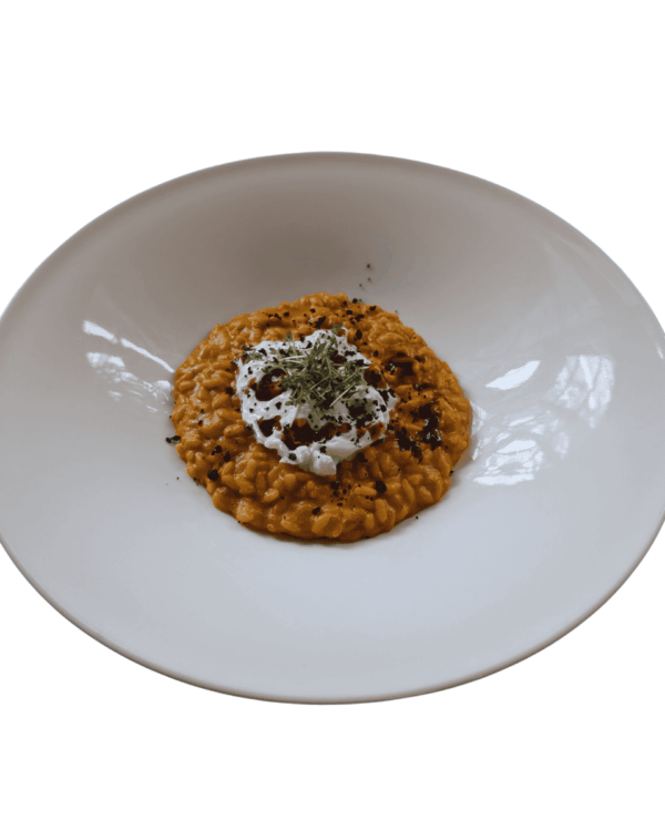 Risotto mit zweierlei Tomaten, Burrata, altem Balsamico, Basilikum und Olivenpulver