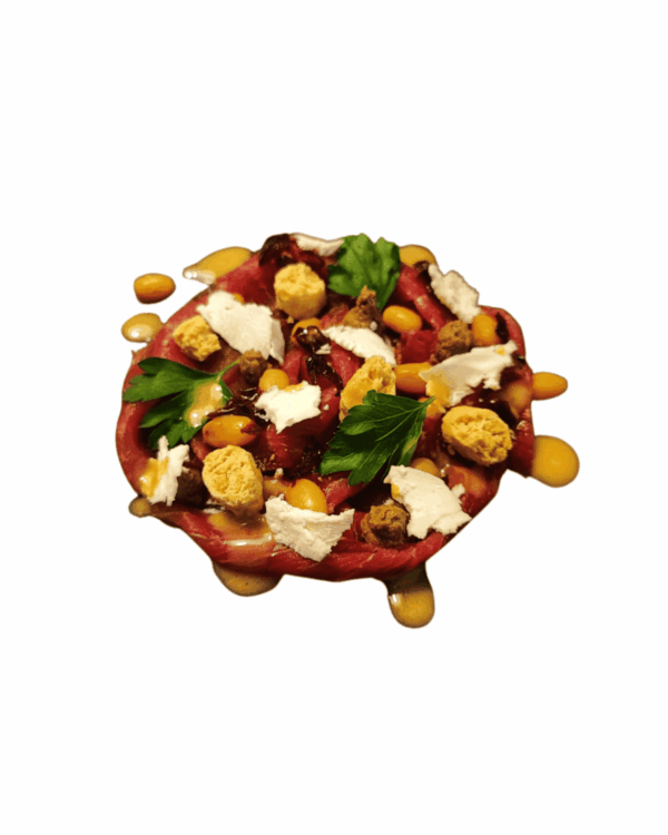 Carpaccio di manzo locale con crema di porcini, formaggio di capra fresco, chips di taralli e dressing al miso