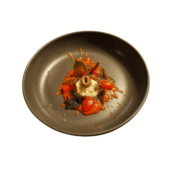 Tomatencreme, Ofentomaten, Sardellen, Oliven, Mozzarella Burrata und Basilikum