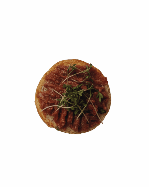 Tartare di manzo dell'Alto Adige, aglio nero e pane a lievitazione naturale