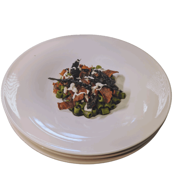 Pasta risottata mit Schwarzkohlcreme, Miso, fermentierter Zitrone und Gemüsechips