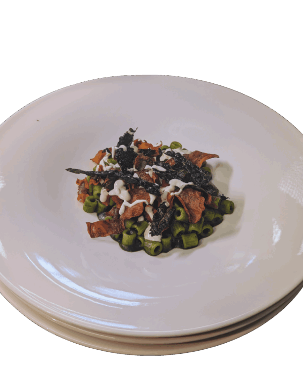 Pasta risottata mit Schwarzkohlcreme, Miso, fermentierter Zitrone und Gemüsechips