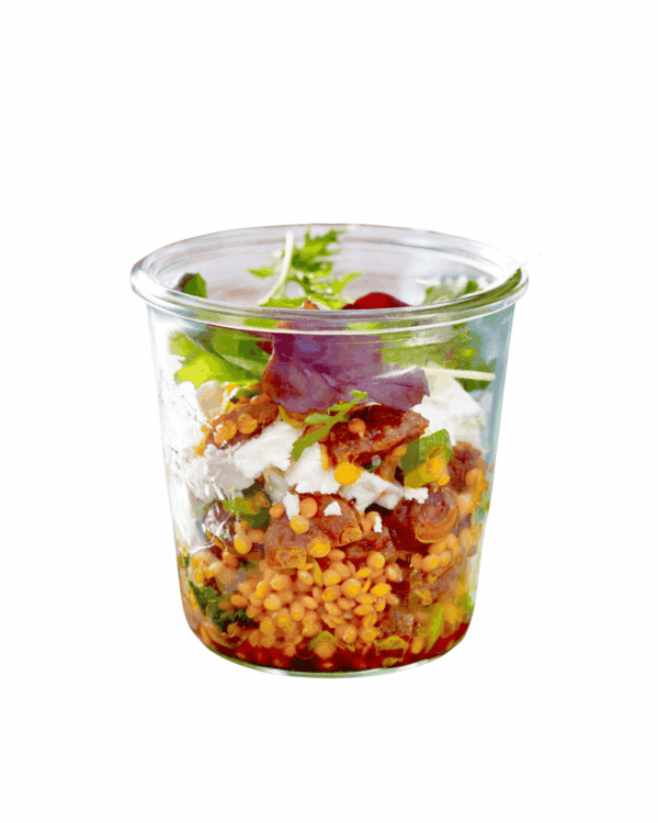 Insalata di lenticchie Beluga con kimchi fatto in casa, rucola e crema di formaggio pralinato