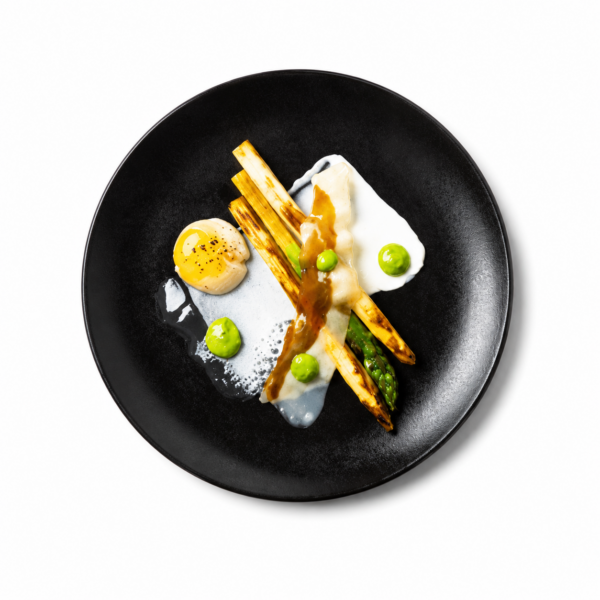 Asparagi grigliati con croccantini di pancetta, uovo shoyu e crema di formaggio di capra