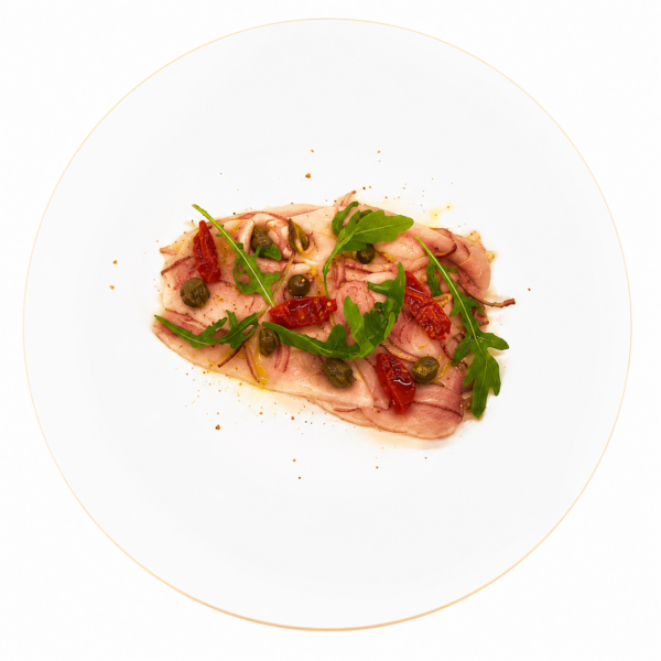 Pesce spada marinato con cipolla rossa, pomodori arrosto e insalata di rucola