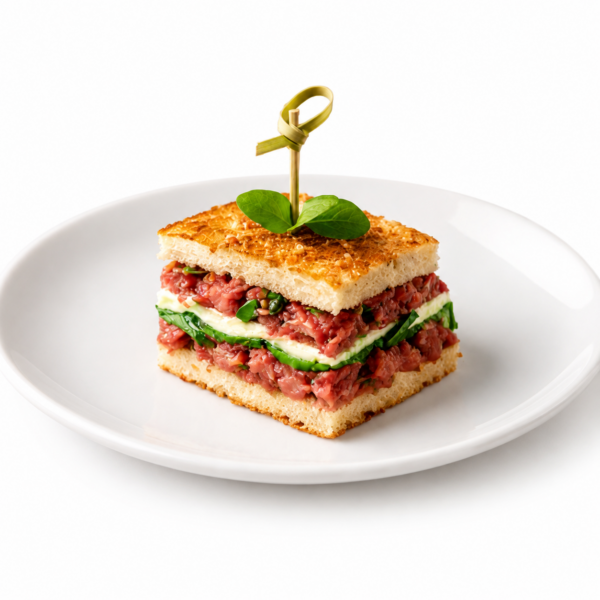 Mini club sandwich farcito con tartare e scalogni neri e crema all’aglio orsino