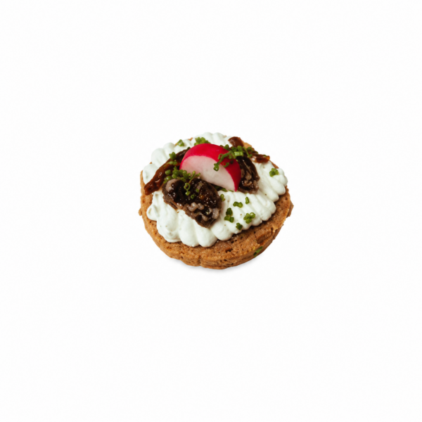 Nussbrot mit Kräuterfrischkäse, Radieschen und Zwiebelkonfit
