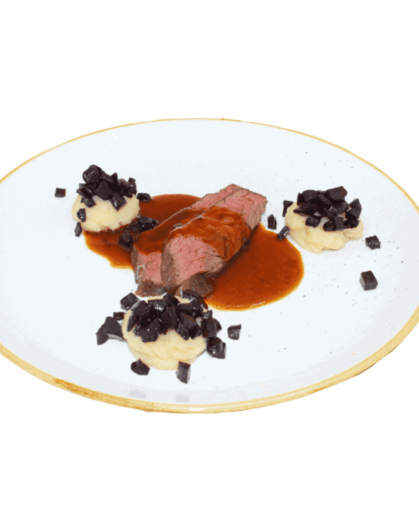Onglet di manzo locale con purea di pastinaca e carote blu glassate