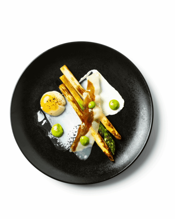 Asparagi grigliati con croccantini di pancetta, uovo shoyu e crema di formaggio di capra