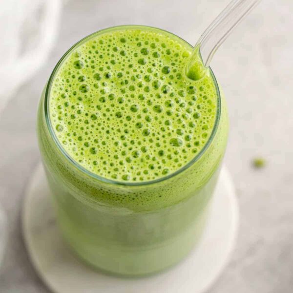 Smoothie mit Matcha, Apfel, Ki