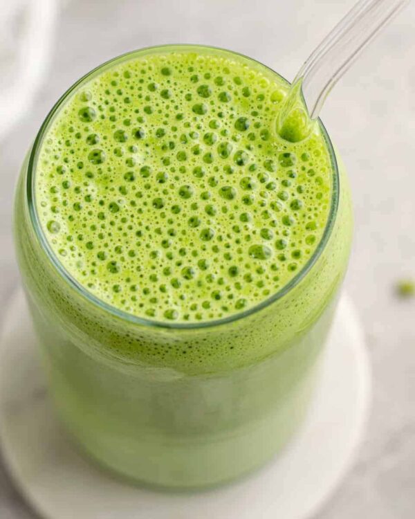 Smoothie mit Matcha, Apfel, Ki