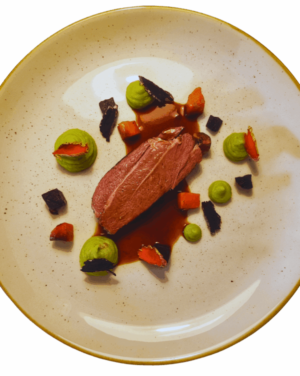 Costoletta di agnello con salsa di anacardi, purea di piselli e radici