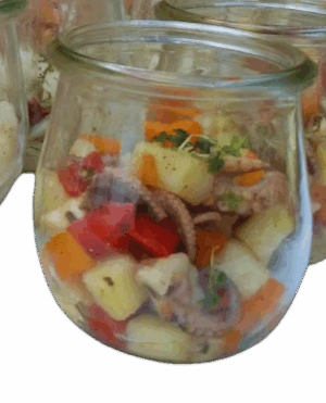 Insalata di polpo con pomodori al forno, patate, olive e olio al prezzemolo