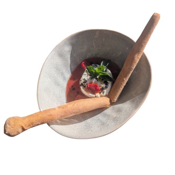Gazpacho di pomodoro e peperoncino con olive di burrata, basilico e grissini fatti a mano