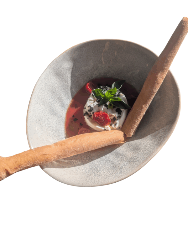 Gazpacho di pomodoro e peperoncino con olive di burrata, basilico e grissini fatti a mano