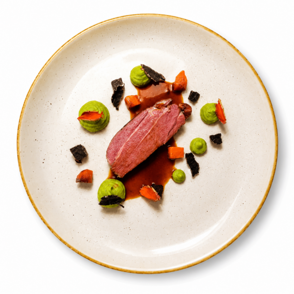 Costoletta di agnello con salsa di anacardi, purea di piselli e radici
