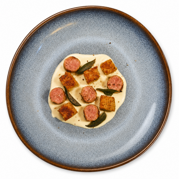 "Polenta & Salsiccia" auf Taleggio Fonduta und gebackener Salbei