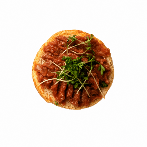 Tartar vom Südtiroler Rind, schwarzer Knoblauch und Sauerteigbrot