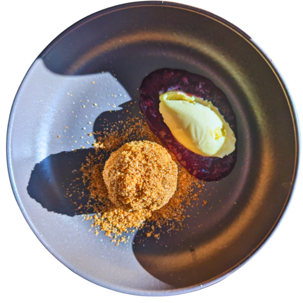 Topfennougat Knödel mit Waldfrüchteragou und hausgemachten Vanilleeis