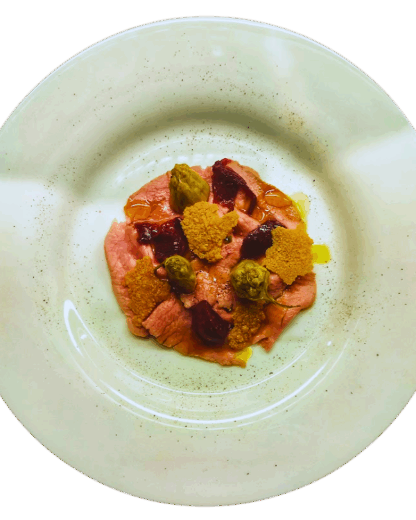 Carpaccio di roast beef rosa con puntarelle, confit di cipolla rossa, chips di parmigiano e insalata di finocchi fermentati