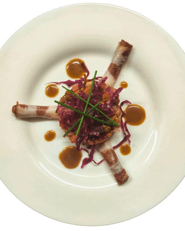 Involtini di pancetta (carne locale), insalata di orzo con kimchi rosso e crema di miso, erba cipollina