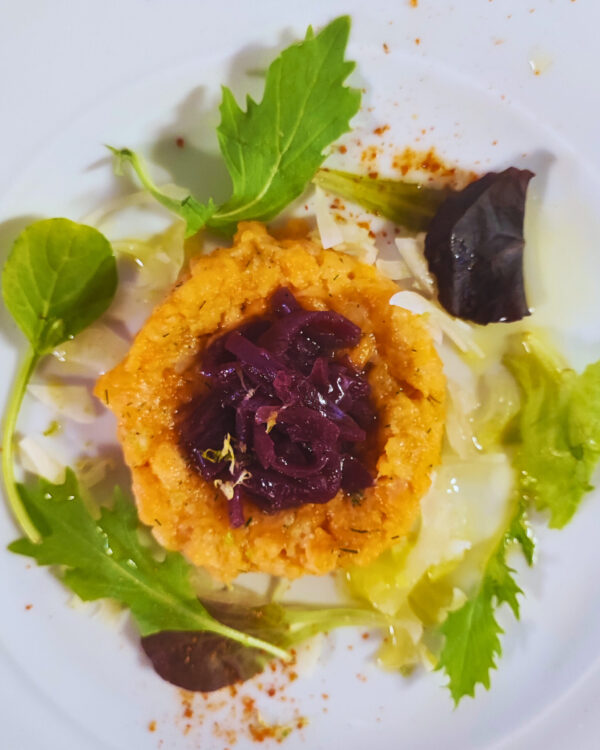 Tartare di salmerino marinato con limone fermentato, insalata di finocchio, confettura di cipolla rossa e aneto