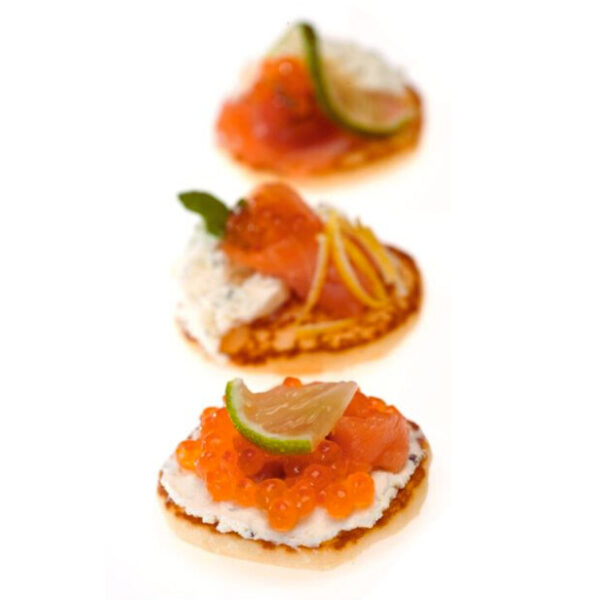 Blinis di grano saraceno con trota o salmone affumicato e crema Krensauer
