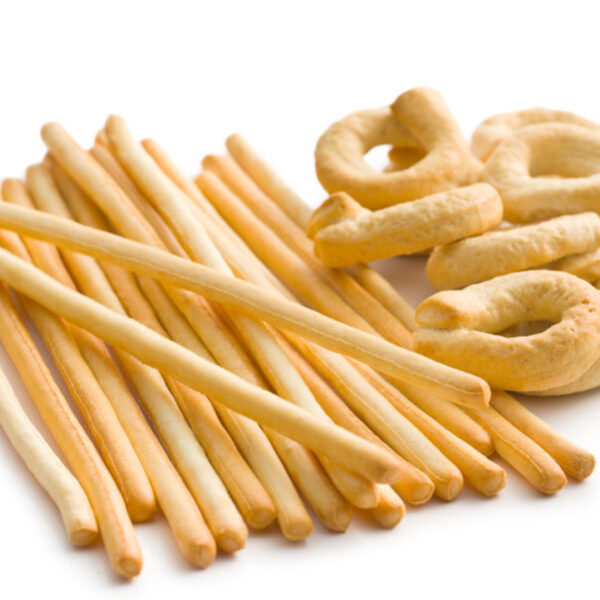 Aperitivo con parmigiano, grissini, taralli e olive ripiene