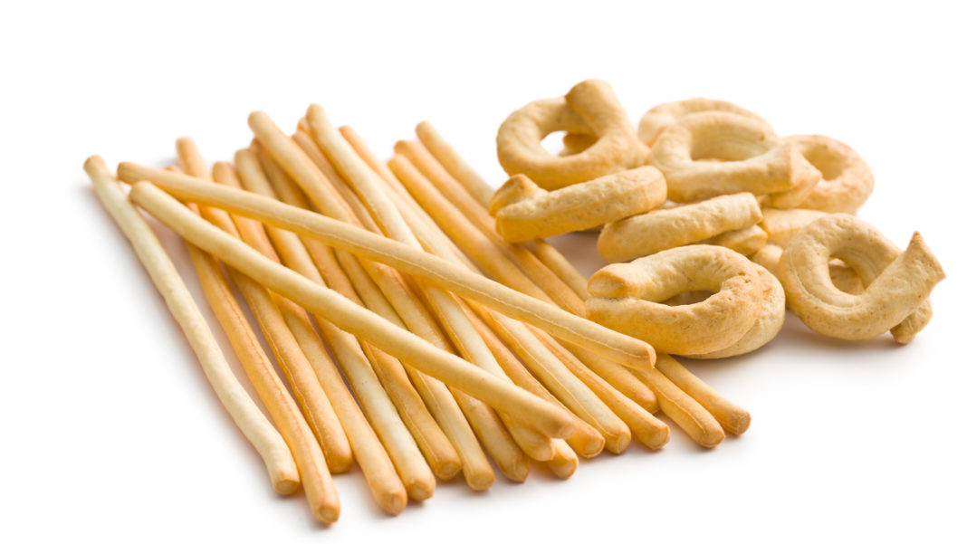 Aperitivo con parmigiano, grissini, taralli e olive ripiene