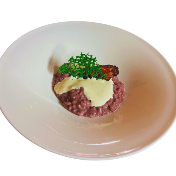 Risotto mit Lagrein, Rosmarin, Graukäseschaum und Speckchips