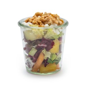 Salate mit Kimchi von heimischen Gemüse, Feta und Walnüssen