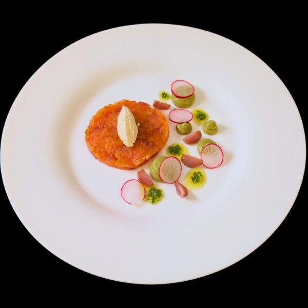 Tartar vom hausgemachten Räucherlachs mit Avocado, Kren und Radieschen