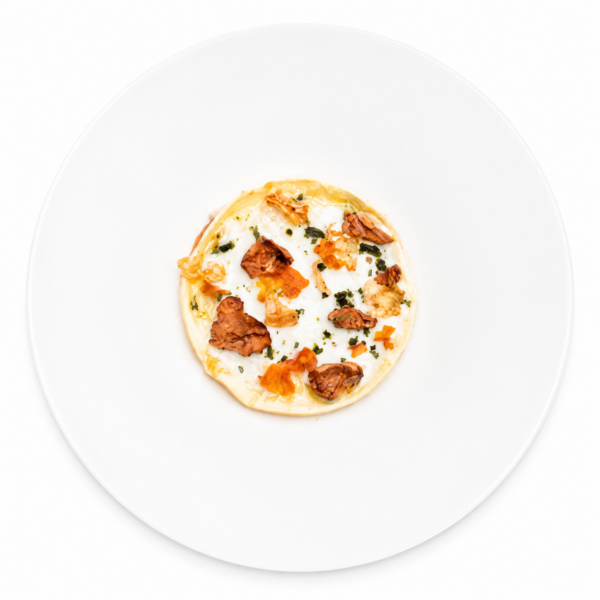Raviolo gigante con ragù di vitello, funghi porcini, topinambur, spuma di formaggio grigio e chips di verdure