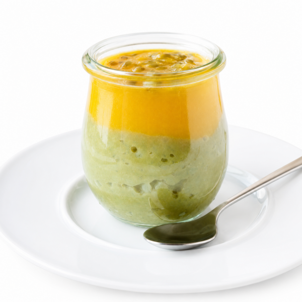 Pudding al cocco e matcha in vasetto con crema mango e frutto della passione