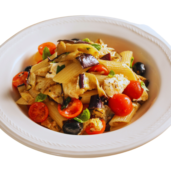 Insalata di pasta con verdure grigliate, basilico, olive taggiasche e mozzarella