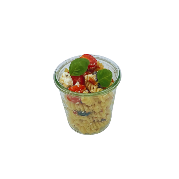 Insalata di pasta in barattolo con verdure grigliate, basilico, olive taggiasche e feta