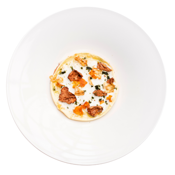 Raviolo gigante con ragù di vitello, funghi porcini, topinambur, spuma di formaggio grigio e chips di verdure