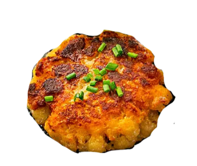 Mini canederli pressati su insalata di cavolo e kimchi con burro di noci e giovane formaggio grigio